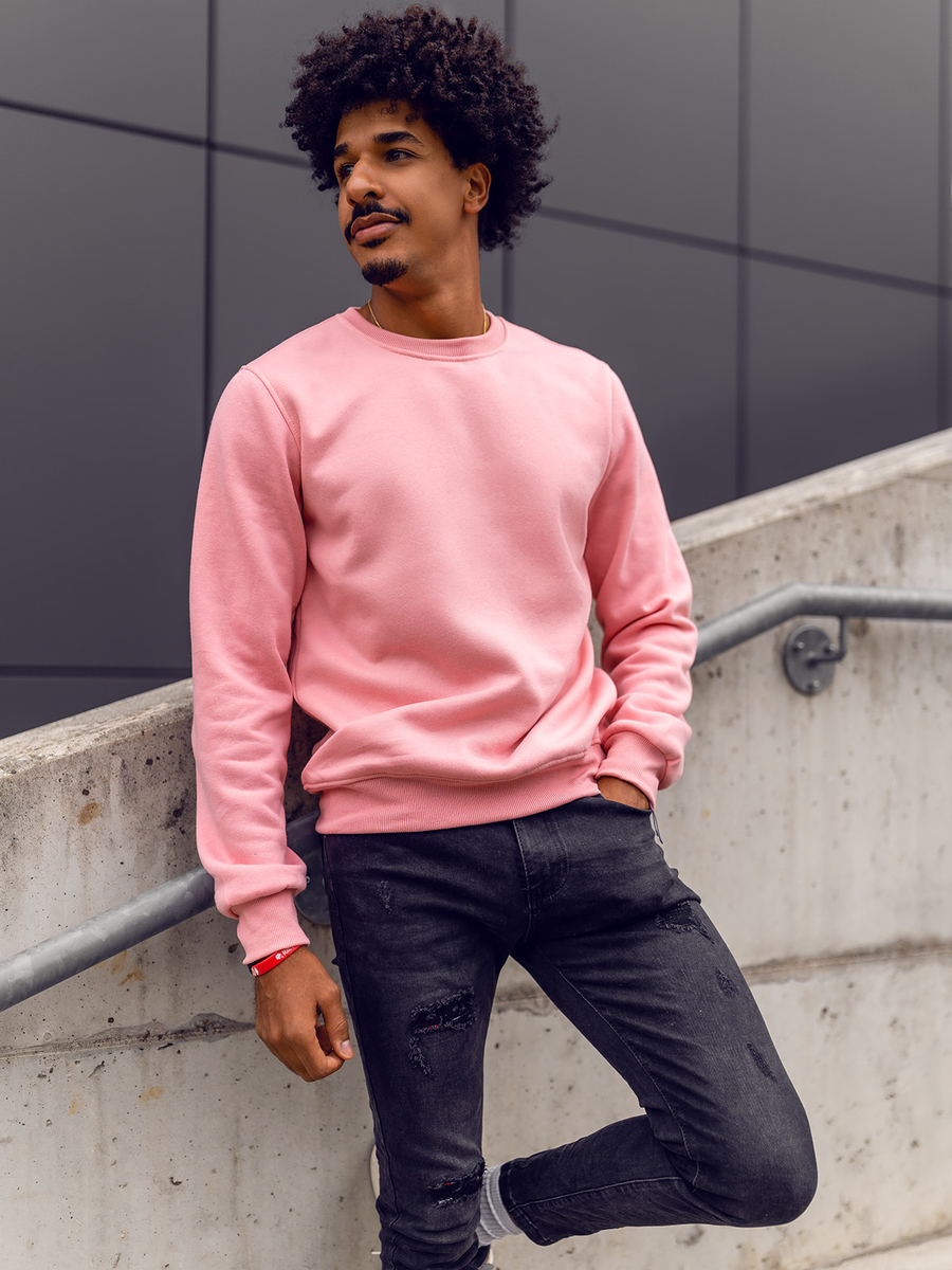 Hombre Joven Con Estilo En Sudadera Rosa De Moda En Jeans De Moda Azul En  Zapatillas 