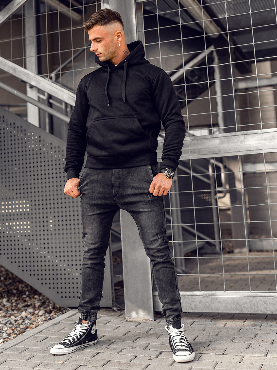 Hombre Con Sudadera Con Capucha Gris Y Pantalón Negro De Pie En La